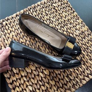Salvatore FERRAGAMO Vara Black Patent Leather Low Heel Pumps with Bow 6C